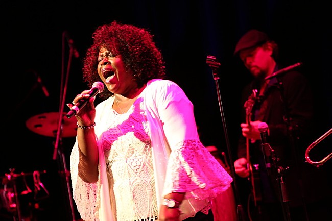 「オリジナルJBバンドの来日ツアーがスタート！ファンクの帝王のサウンドを現代に伝える辣腕たちのステージ」1枚目/8