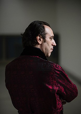 「チリー・ゴンザレス、シリーズ最終章『ソロ・ピアノ III』リリース決定　予約特典はライブAL」