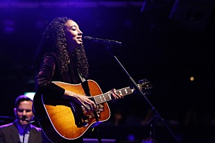 「＜ライブレポート＞コリーヌ・ベイリー・レイ、70年代ニューソウルへの敬愛に満ちた濃密なアコースティックライブ」