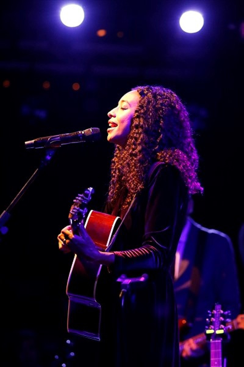 ライブレポート コリーヌ ベイリー レイ 70年代ニューソウルへの敬愛に満ちた濃密なアコースティックライブ Daily News Billboard Japan