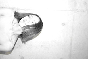 「AAAMYYY、映像ディレクター平牧和彦が手掛けた「MABOROSHI」MV公開」