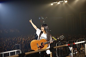 miwa「これからも私とアコギの物語を続けたい」 弾き語りライブ47都