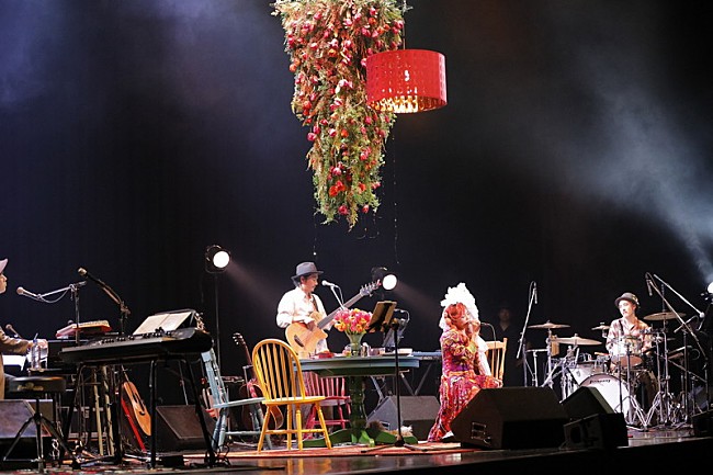 「Chara、小編成バンドで巡る全国ツアーファイナルはアットホームな雰囲気に」1枚目/7