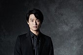 「尾崎裕哉、初単独フルオーケストラ公演のチケットが販売開始　裕哉と父・尾崎豊の作品から選曲した演奏曲もついに決定」1枚目/2