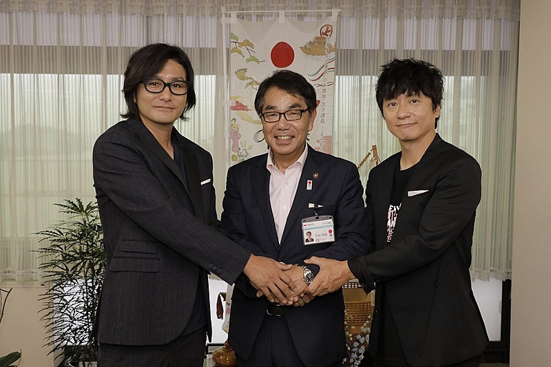 「ポルノグラフィティ、地元・広島県尾道市市長を表敬訪問&中高生を招いて公開録音イベント」1枚目/5