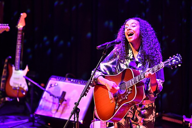 「コリーヌ・ベイリー・レイ、キャリア初のアコースティック編成による来日公演評 「この手応えが今後の彼女の表現にも繋がっていくに違いない」」1枚目/6