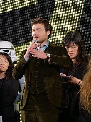 「若きハン・ソロ演じるオ－ルデン・エアエンライク初来日　ミレニアム・ファルコン号に「ワクワクドキドキ」」