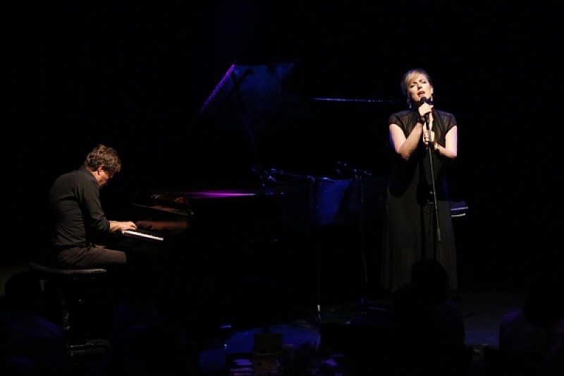 「シーネ・エイ、2年ぶりのアルバムを携えて行われたジャパン・ツアーの大阪公演をレポート」1枚目/5