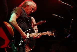 「西海岸ロックを代表する数々のナンバーを披露、ダニー・コーチマー来日ツアーの大阪公演をレポート」