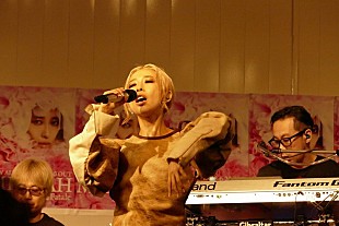 「加藤ミリヤ、雨の中集まった1,000人に熱唱！　20代ラスト＆キャリア史上初のフルバンドフリーライブ実施」