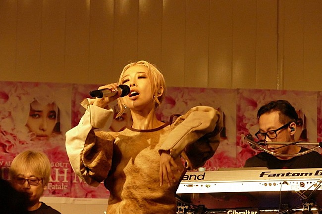 「加藤ミリヤ、雨の中集まった1,000人に熱唱！　20代ラスト＆キャリア史上初のフルバンドフリーライブ実施」1枚目/6