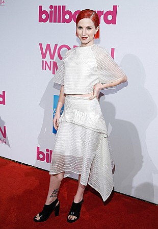 「パラモア、『ストレンジャー・シングス』のゲイテン・マタラッツォとあの名曲を披露」