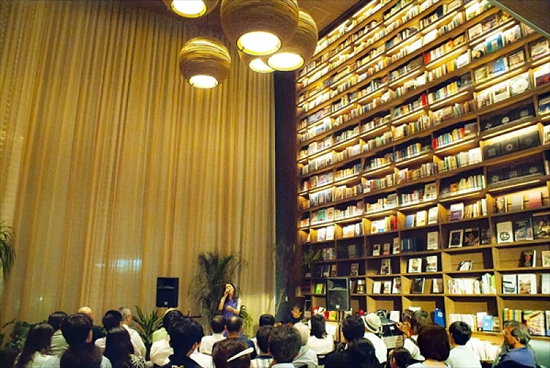 「純名里沙　大阪・枚方の夜に新作ALインストアライブを披露」1枚目/2