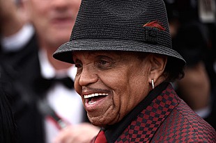 「故ジョー・ジャクソン、息子マイケルと同じ墓地に埋葬」