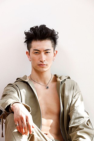 「俳優・伊万里有がデビューシングルを配信リリース、自身の番組でMV解禁」