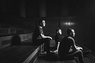 「新世代ピアノトリオ、ゴーゴー・ペンギンが最新作より「レイヴン」のMVを公開」