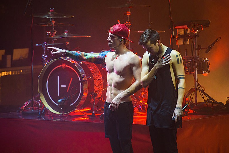 トゥエンティ・ワン・パイロッツ、約1年ぶりにSNSを更新　謎の広告看板が各地に出現