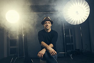 「ジェイソン・ムラーズ、自身の結婚式の映像を挿入した幸せ全開の最新MVを公開」