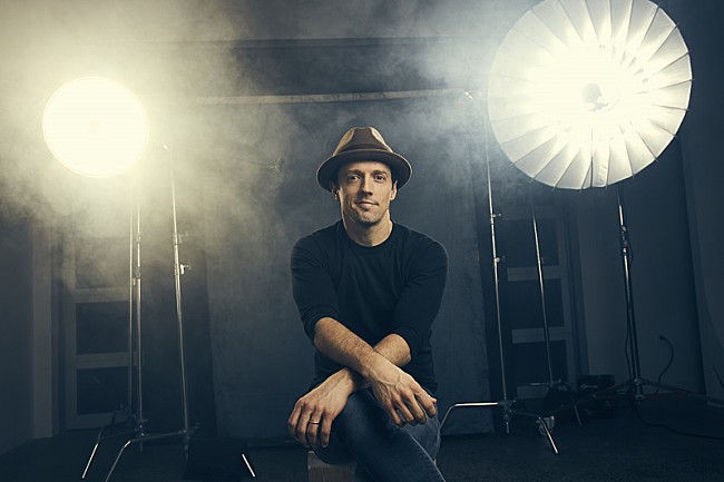 「ジェイソン・ムラーズ、自身の結婚式の映像を挿入した幸せ全開の最新MVを公開」1枚目/2