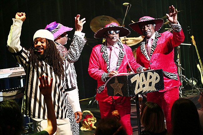 「ザップ、東阪来日ツアーがスタート　濃密なエンタメ空間と化した東京公演をレポート」1枚目/17