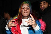 「6ix9ine(シックスナイン)、少年の首を締めたとして逮捕　Chief Keef銃撃にも関与か」1枚目/1