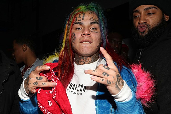 「6ix9ine(シックスナイン)、少年の首を締めたとして逮捕　Chief Keef銃撃にも関与か」1枚目/1