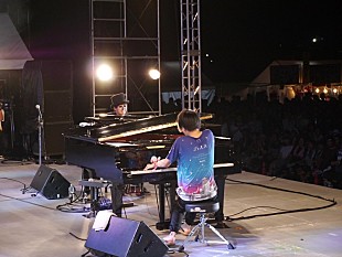 「H ZETT M×まらしぃ、2台ピアノでの共演が【妖怪ジャズフェス】で実現」