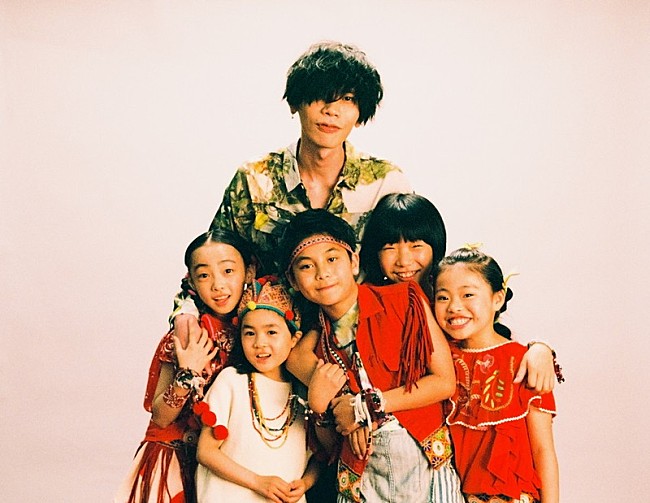 「米津玄師、新曲『パプリカ』ジャケ写＆Foorinとの集合写真公開」1枚目/4