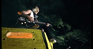 「降谷建志（Dragon Ash）、新曲MVで国内最大級のライティングを仕込んだドローン使用」