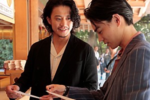 小栗旬＆菅田将暉『銀魂2』大ヒット祈願で熱田神宮へ、引いたおみくじ