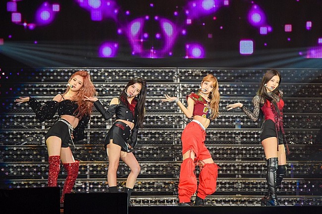 「BLACKPINK、ワールドレベルのステージを披露　自身初のライブツアーが大阪よりスタート」1枚目/3