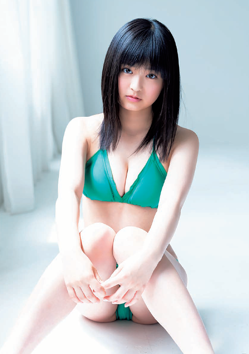 スパガ石橋蛍、大人っぽい表情も見せるグラビアカット公開