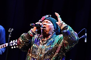 「メンフィスのソウル・クイーンの快演　カーラ・トーマスの単独来日公演初日レポート」