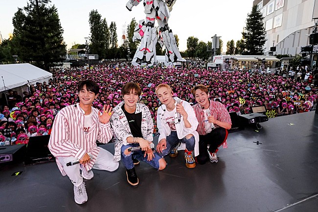 「SHINee、リリース記念の野外イベント開催　メンバー全員で「ひょっこりはん」も披露」1枚目/6