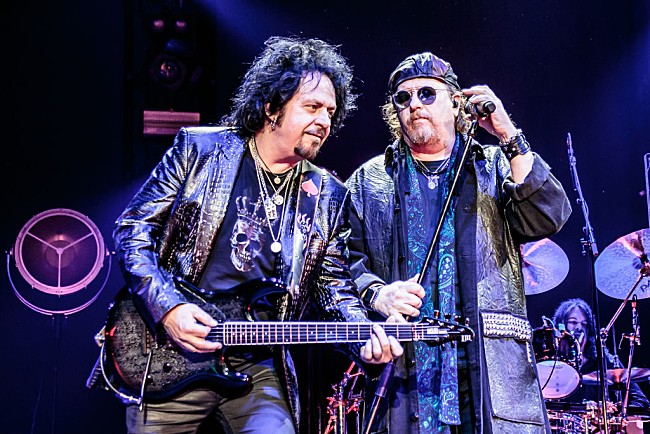 「TOTO、ウィーザーの「ハッシュ・パイプ」をライブでカヴァー」1枚目/1