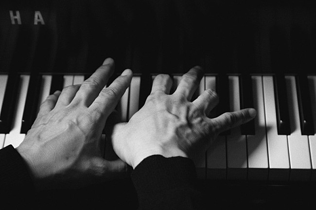 「坂本龍一、1998年発表のピアノ・アルバム『BTTB』20周年記念盤をリリース」1枚目/1