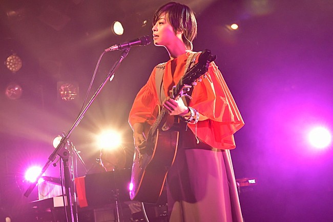 「片平里菜、2DAYSワンマンライブでベスト・アルバムのリリースを発表」1枚目/2