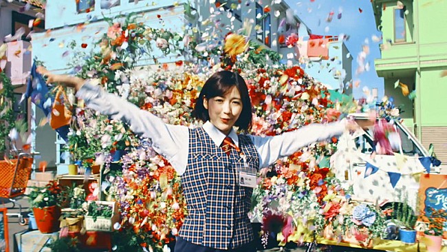 「渡辺麻友が住宅街でミュージカル、アクロバティックな演技やアイドル変身シーンも」1枚目/25