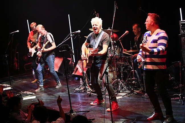 「スコティッシュ・ロックの雄、ビッグ・カントリーが34年ぶりの来日公演を開催　初日公演をレポート」1枚目/10