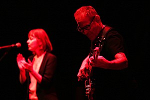 直筆サイン入り写真 スザンヌ・ヴェガ 歌手 Luka/フレーム別/SA鑑定済