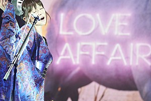 椎名林檎、最新ライブ映像作品『椎名林檎と彼奴等の居る真空地帯』11月