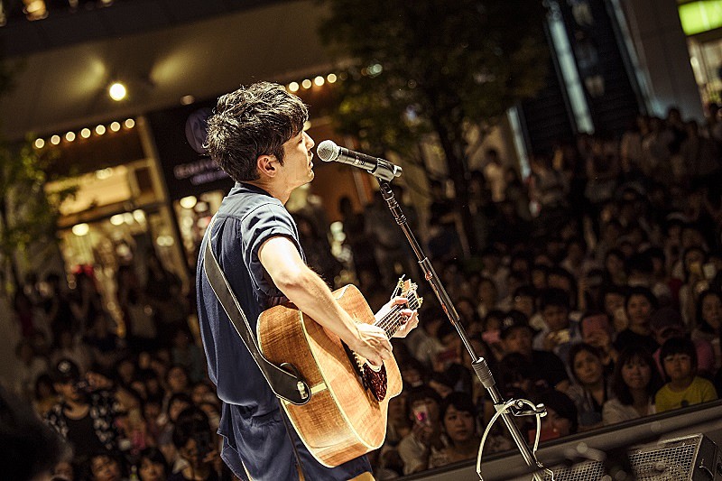森山直太朗、新アルバム発売記念ライブで新曲「群青」披露　自ら仕切る「真夏のガラポン大抽選会」も開催