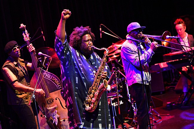 「カマシ・ワシントン、ビルボードライブ公演レポート「せめぎ合う差異と調和を祝福する音楽のことを僕らはジャズと呼んで、愛してきたのではないか」（by：柳樂光隆《Jazz The New Chapter》）」1枚目/9