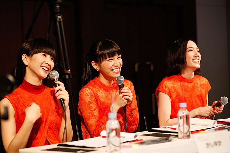 Ｐｅｒｆｕｍｅ「Perfume、ダンス・コンテストのグランプリ受賞者とコラボダンス披露」1枚目/12