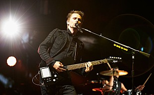 「ミューズのマシュー・ベラミー、新曲「ザ・ダーク・サイド」のティーザー映像を公開」