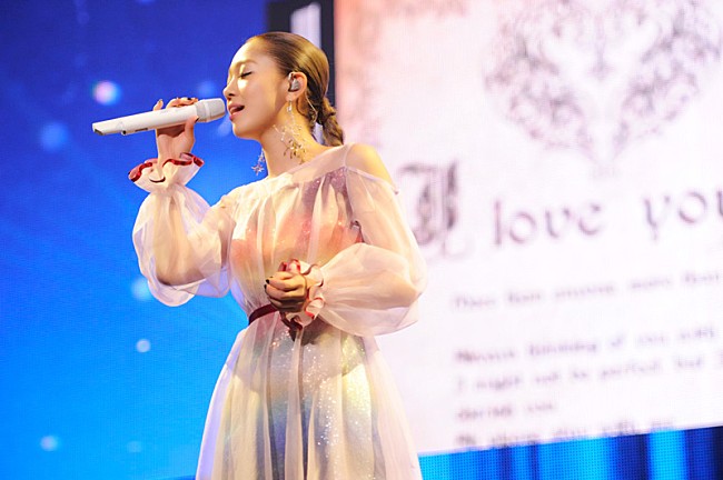 「西野カナ、煌びやかなステージ演出の10周年記念全国アリーナ・ツアー開幕」1枚目/5