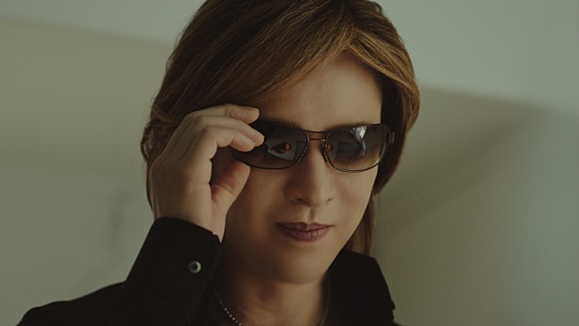 「YOSHIKI『きよら グルメ仕立て』新TVCM出演、“寝冷えネコ(きよニャ)”の可愛いお願いにクールな対応」1枚目/4