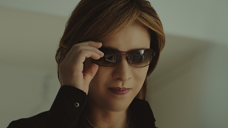 ＹＯＳＨＩＫＩ「YOSHIKI『きよら グルメ仕立て』新TVCM出演、“寝冷えネコ(きよニャ)”の可愛いお願いにクールな対応」1枚目/4