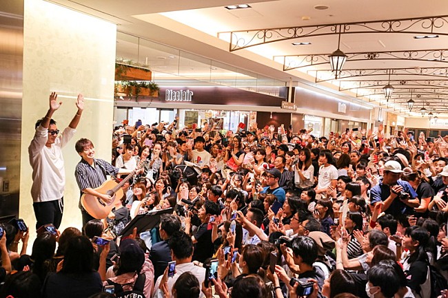 「コブクロ、ゆかりの地でシークレット・ストリート・ライブ決行」1枚目/6