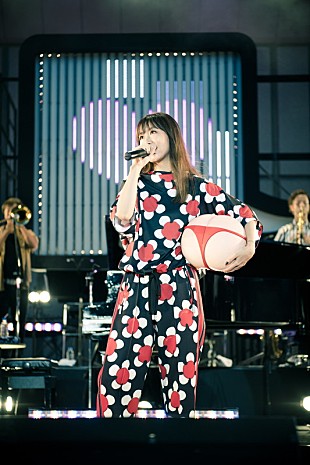 「大塚 愛、デビュー15周年ライブでベスト・アルバム発売を報告」